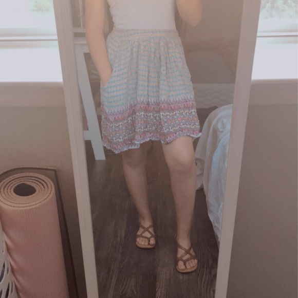 A patterned skirt - Picture 3 of 4